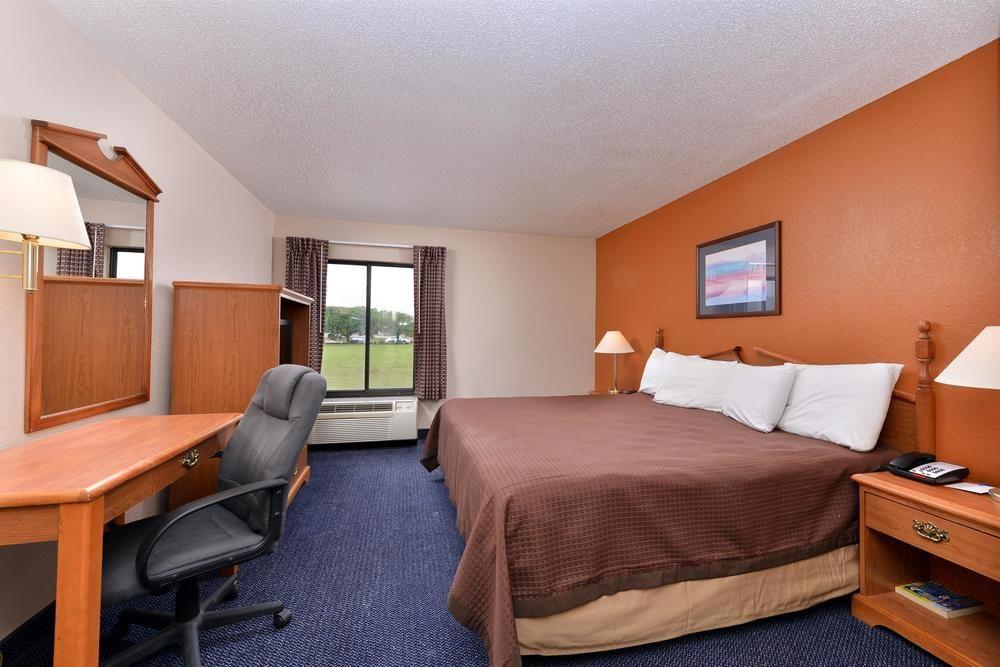Red Roof Inn & Suites Austin East - Manor Dış mekan fotoğraf