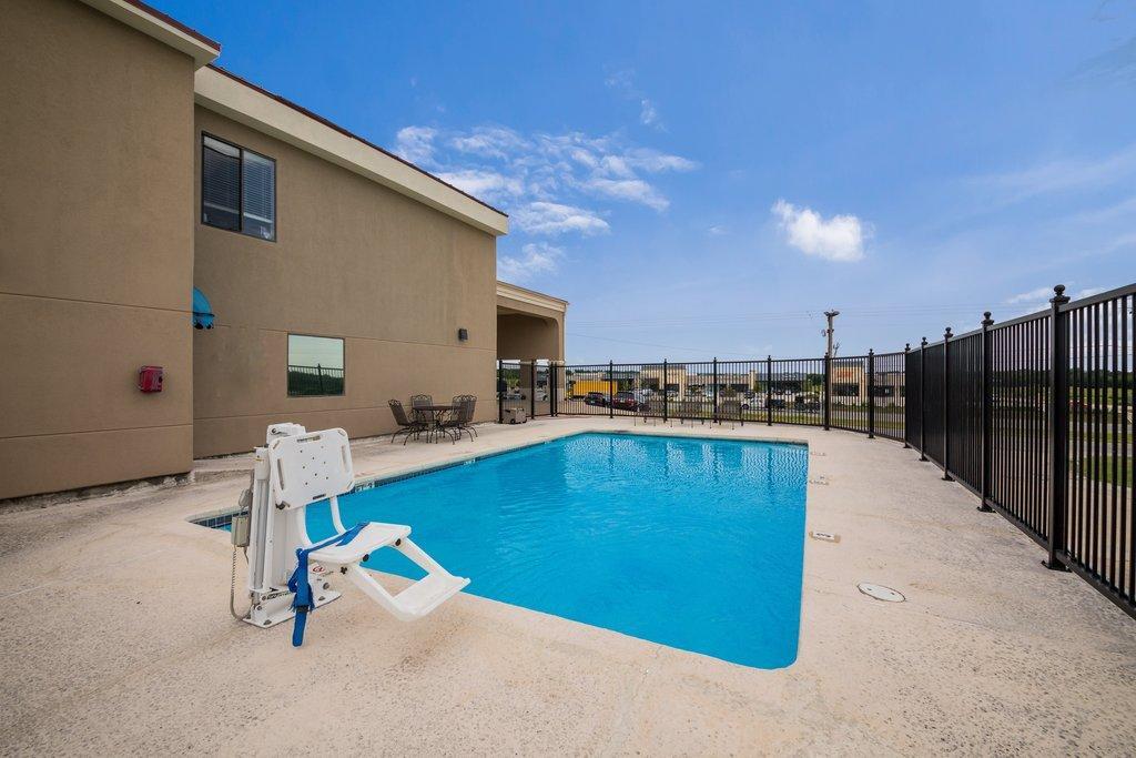 Red Roof Inn & Suites Austin East - Manor Dış mekan fotoğraf