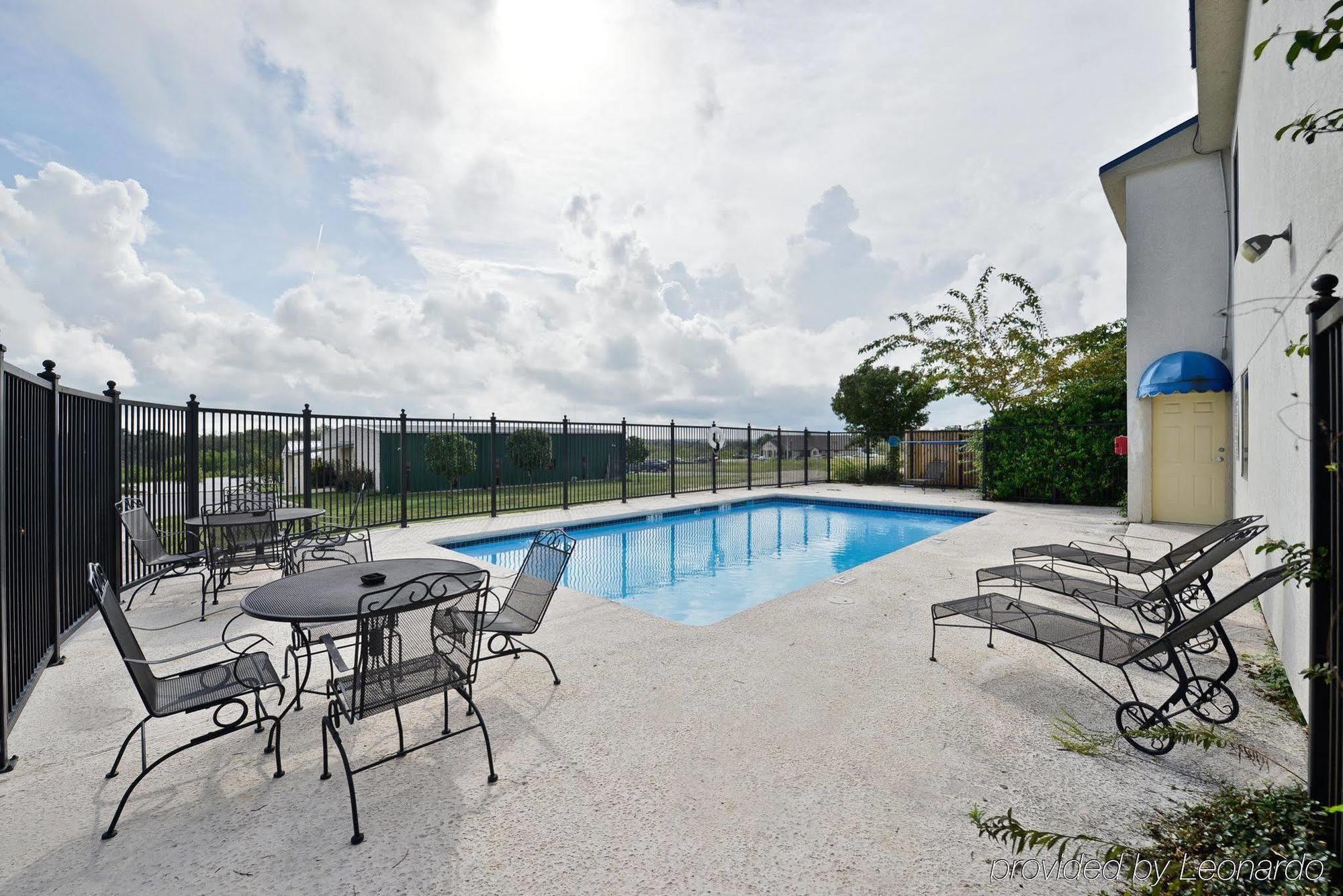 Red Roof Inn & Suites Austin East - Manor Konforlar fotoğraf