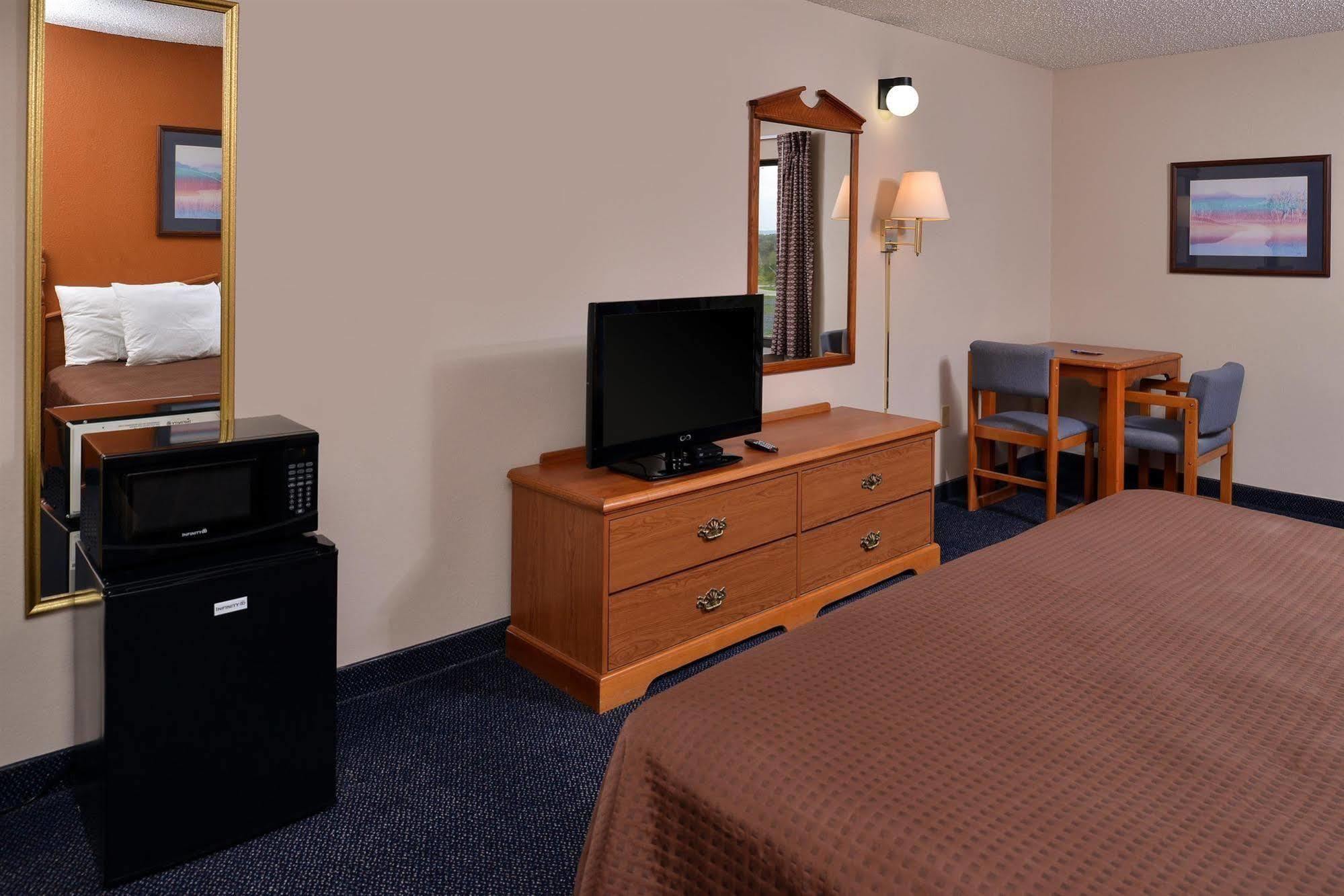 Red Roof Inn & Suites Austin East - Manor Dış mekan fotoğraf